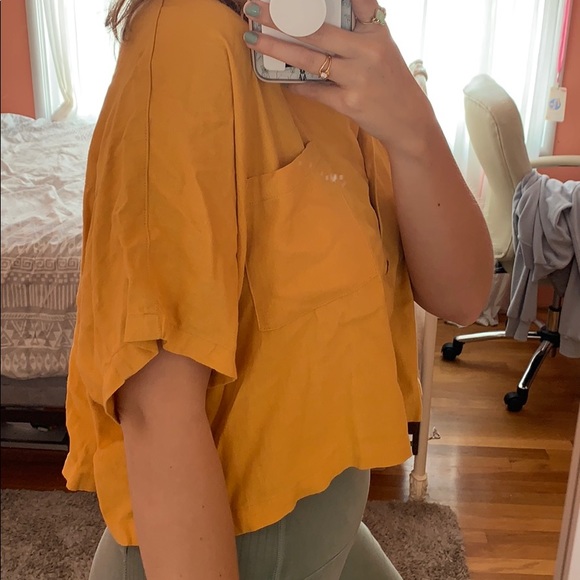 Cropped button up top - Picture 2 of 3